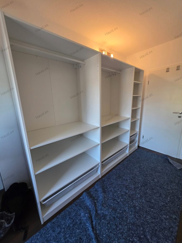 Innenaufteilung Kleiderschrank mit Fächern. IKEA PAX Innen mit Regalen und Stauraum.