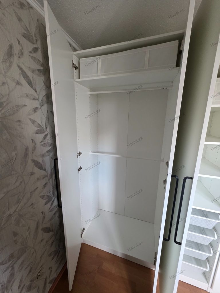 IKEA PAX Montage – sauber und exakt installiert. IKEA PAX Kleiderschrank in Weiß mit Drehtüren, präzise montiert und exakt ausgerichtet.