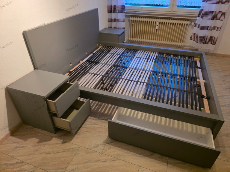 Bett Montage – stabil und sauber aufgebaut. Doppelbett in Grau mit Lattenrost und Nachttischen, präzise montiert und stabil aufgebaut.