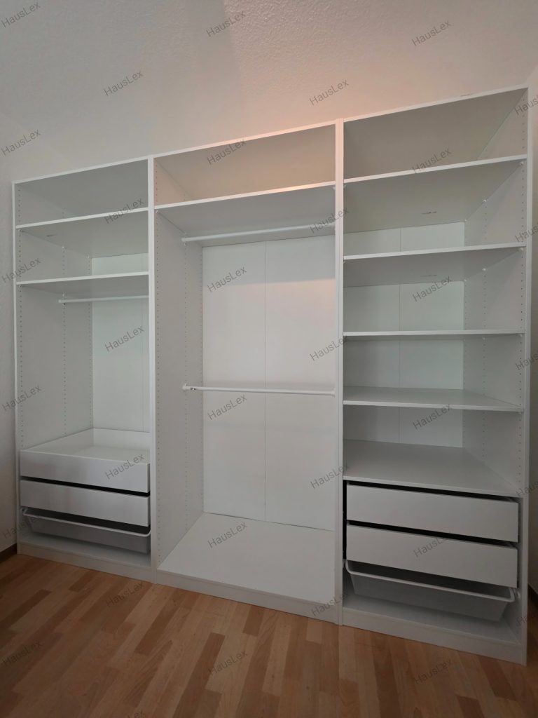PAX Innenaufbau mit Schubladen und Stauraum. IKEA PAX Innenaufteilung mit Schubladen und Regalen.