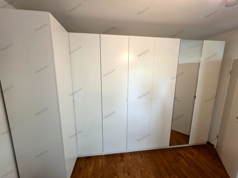 PAX Schrank mit Spiegeltür Montage. IKEA PAX Schrank mit Spiegel und Türen.