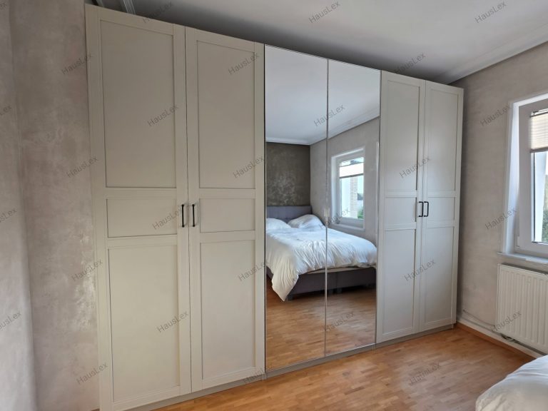 Kleiderschrank mit Spiegel Frontansicht. IKEA PAX Schrank mit Spiegeltüren.