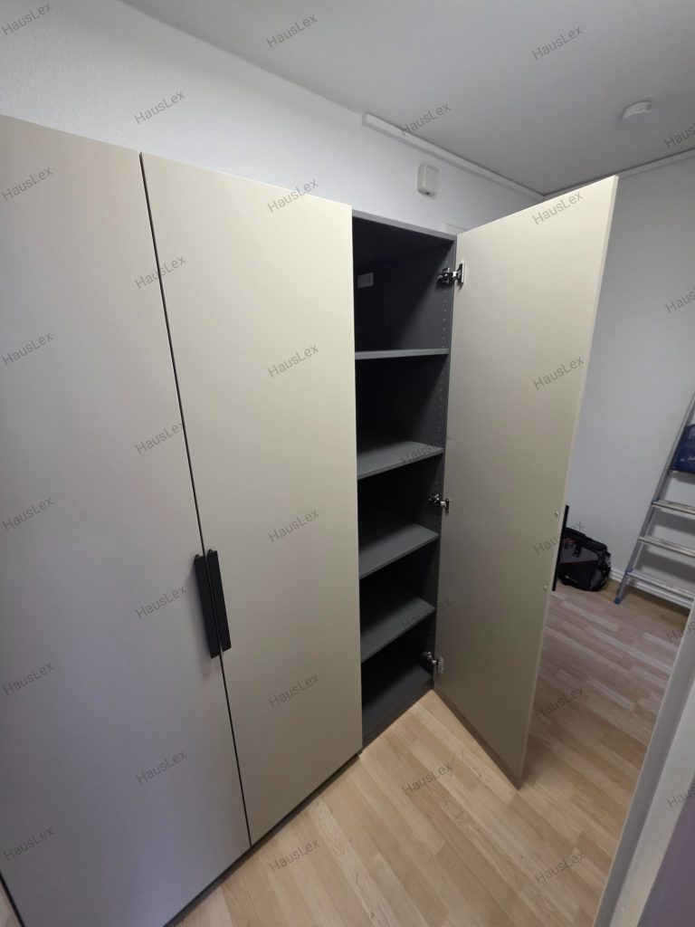 Detailansicht des vierten Schrankmoduls. Innenausstattung des vierten Elements eines IKEA PAX Kleiderschranks.