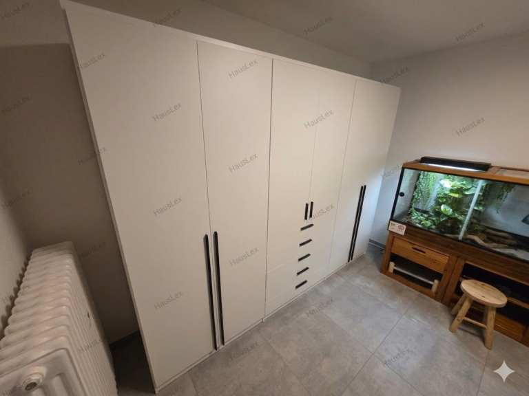 ARNIS KLS Kleiderschrank professionell montiert. ARNIS KLS Kleiderschrank mit sechs Türen und fünf Schubladen professionell aufgebaut.