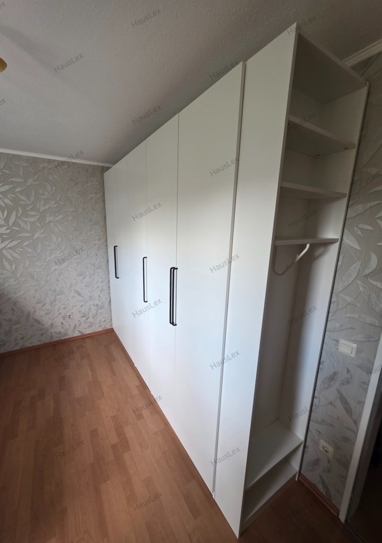 IKEA PAX Montage – sauber und exakt installiert. IKEA PAX Kleiderschrank in Weiß mit Drehtüren, präzise montiert und exakt ausgerichtet.