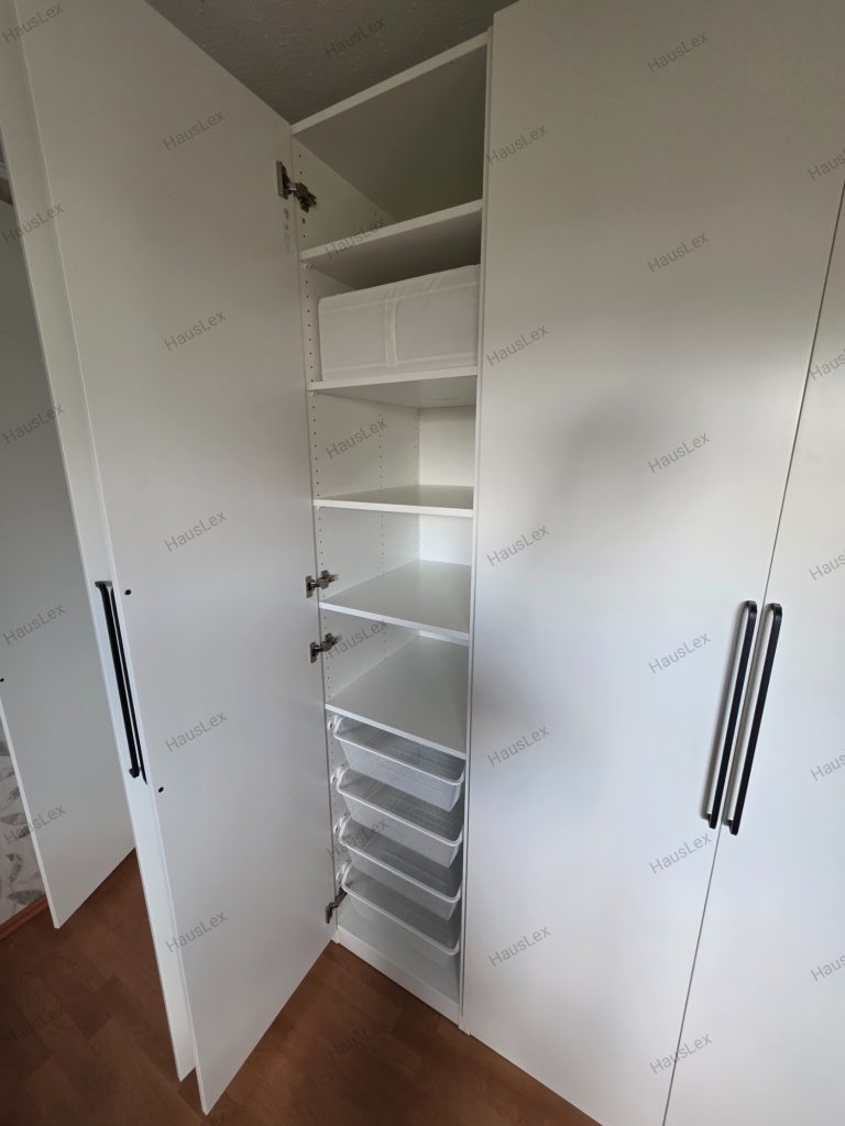 IKEA PAX Montage – sauber und exakt installiert. IKEA PAX Kleiderschrank in Weiß mit Drehtüren, präzise montiert und exakt ausgerichtet.