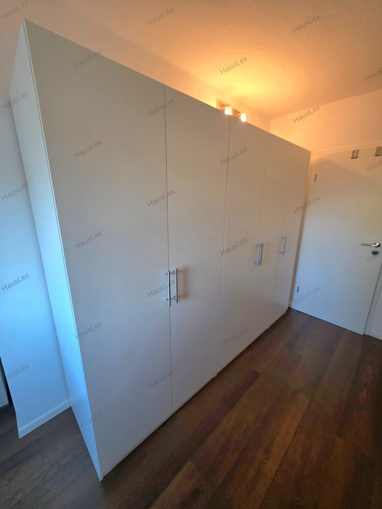Moderner Kleiderschrank Frontansicht. IKEA PAX Kleiderschrank weiß mit Türen.