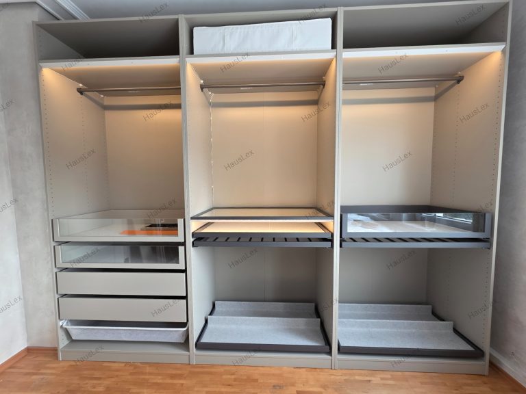 Innenraum Kleiderschrank mit Beleuchtung. IKEA PAX Innen mit Licht und Stauraum.