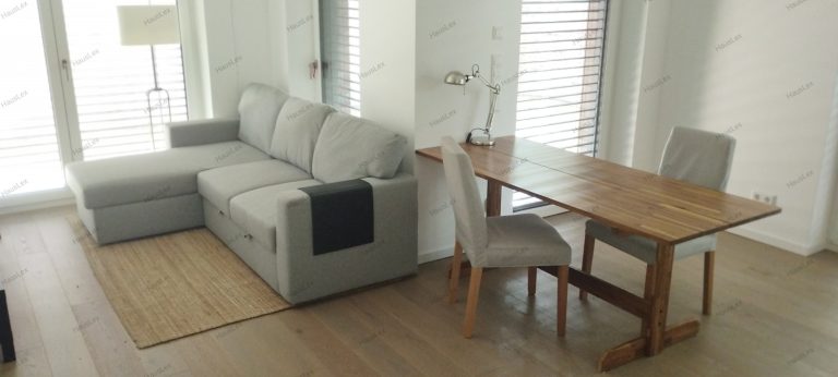 IKEA-Wohnzimmer - professionell montiert. Esstisch, zwei Polsterstühle und Ecksofa von IKEA - professionell montiert.