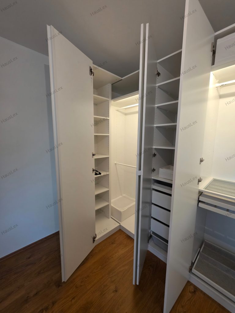 PAX Schrank Innenaufbau mit Regalen und Schubladen. IKEA PAX Schrank Innenstruktur mit Regalen und Schubladen.