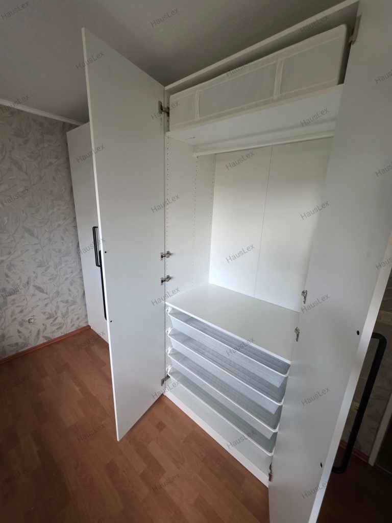 IKEA PAX Montage – sauber und exakt installiert. IKEA PAX Kleiderschrank in Weiß mit Drehtüren, präzise montiert und exakt ausgerichtet.