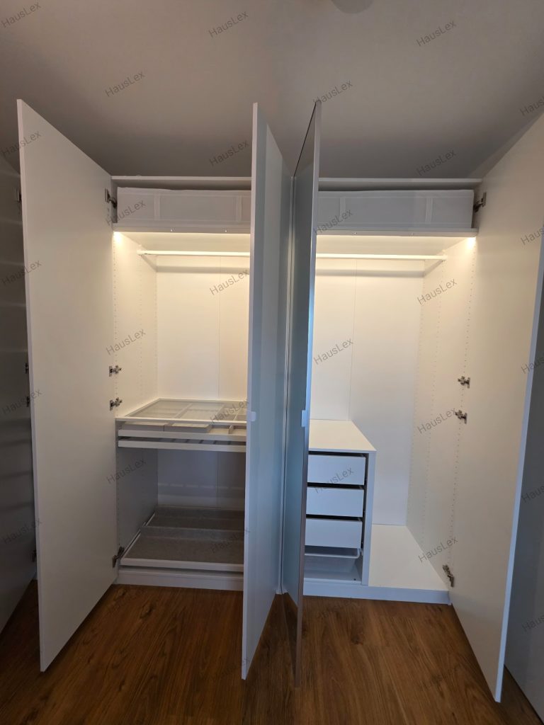 PAX Innenaufbau mit Beleuchtung und Stauraum. IKEA PAX Schrank Innenaufteilung mit Beleuchtung.